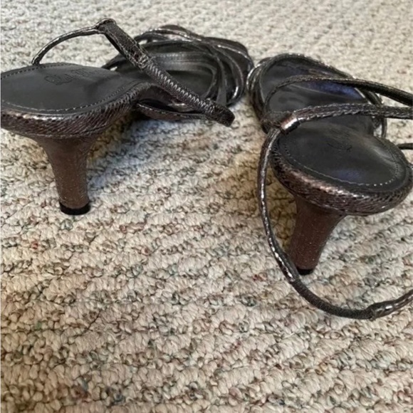 Size 8 heels - Picture 2 of 4